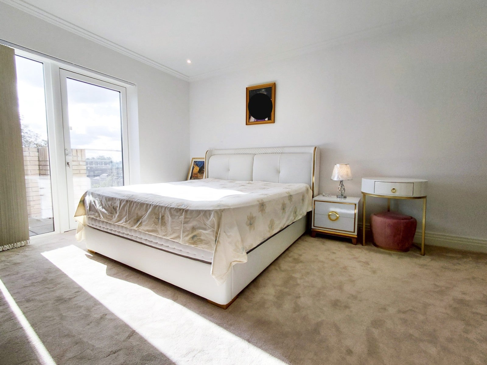 Flat Mattock Lane in Greater London