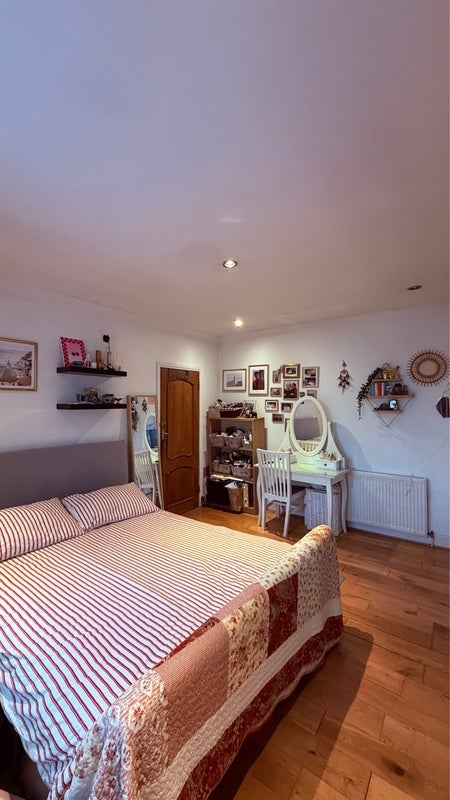 Room Oaklands Avenue in Greater London