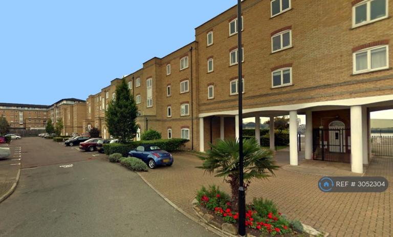 Flat Ferguson Close in Greater London