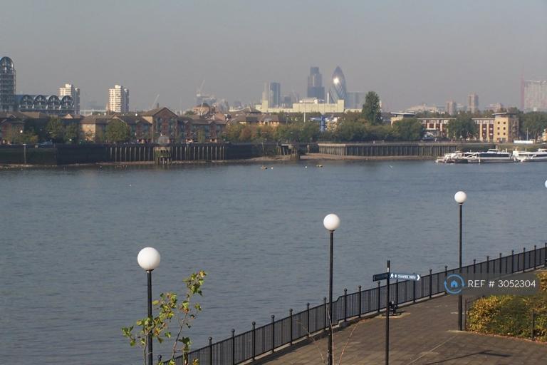 Flat Ferguson Close in Greater London