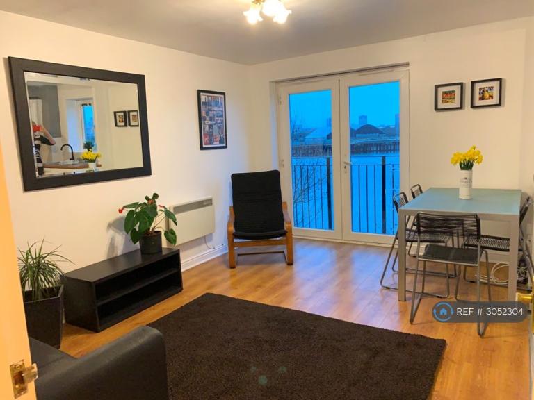 Flat Ferguson Close in Greater London