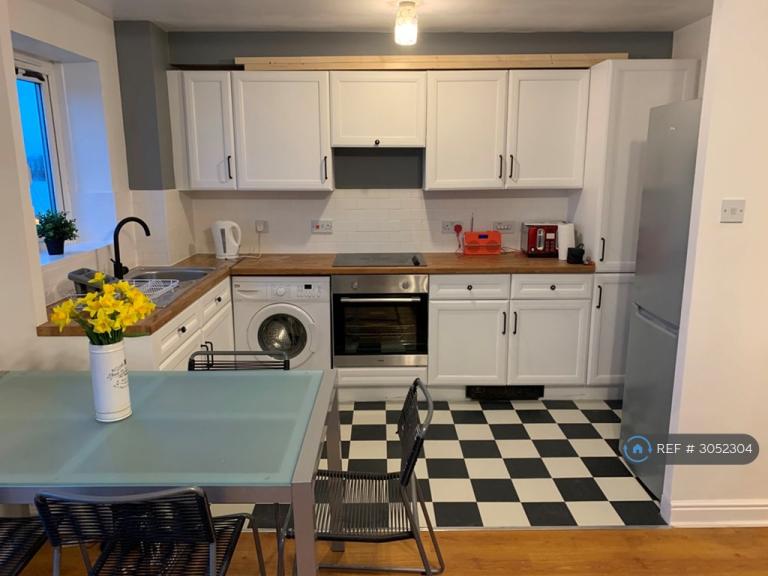 Flat Ferguson Close in Greater London