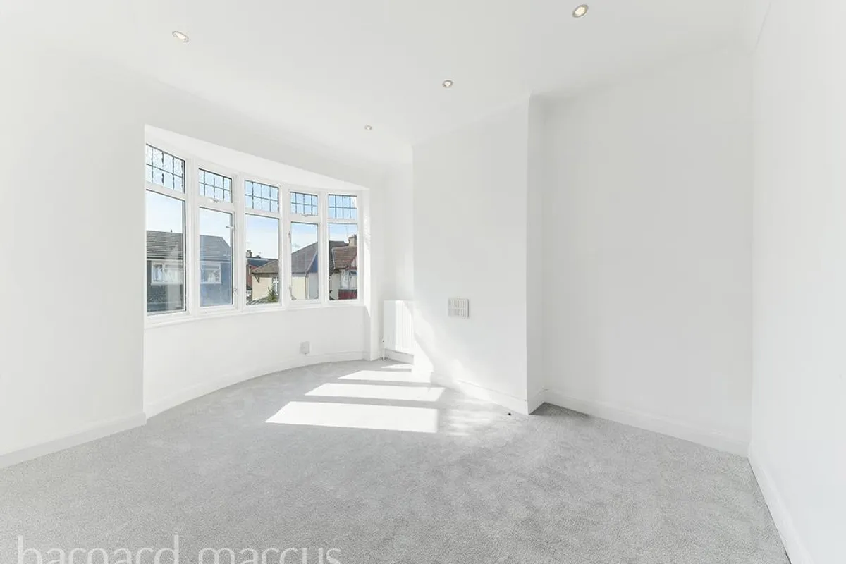 House Midhurst Avenue in Greater London