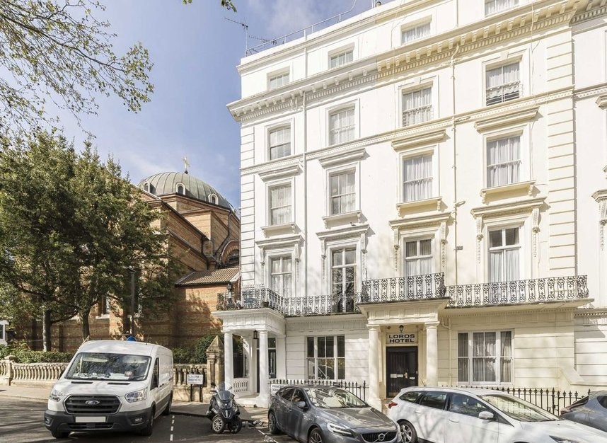 Flat Prince's Square in City of Westminster