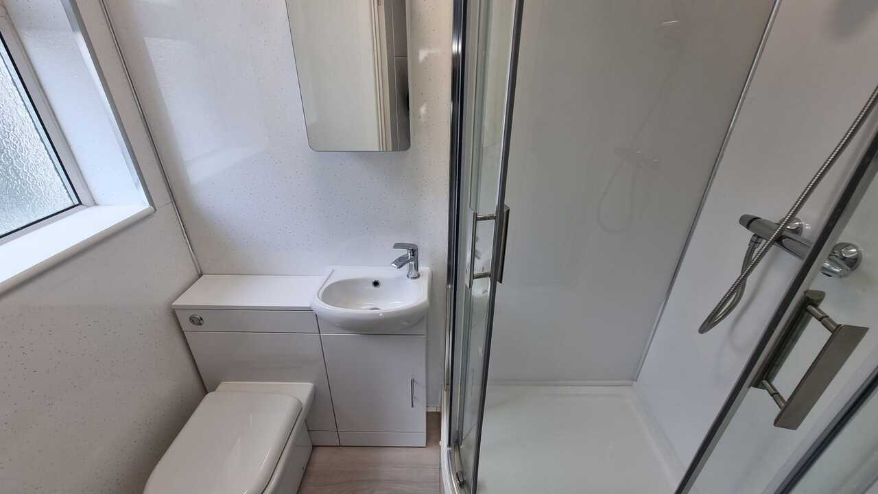 Room Ashburnham Road in Luton