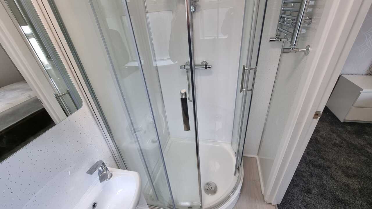 Room Ashburnham Road in Luton