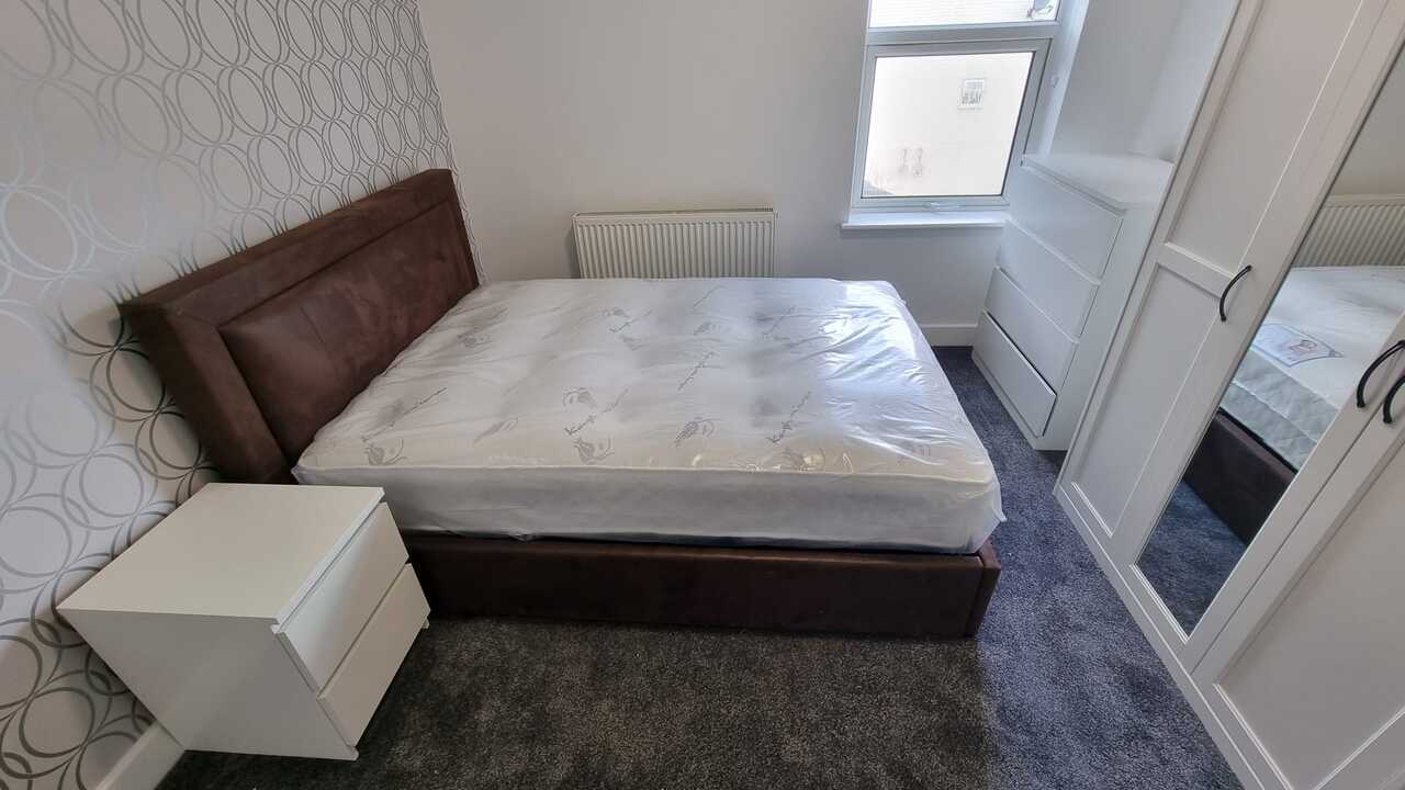 Room Ashburnham Road in Luton