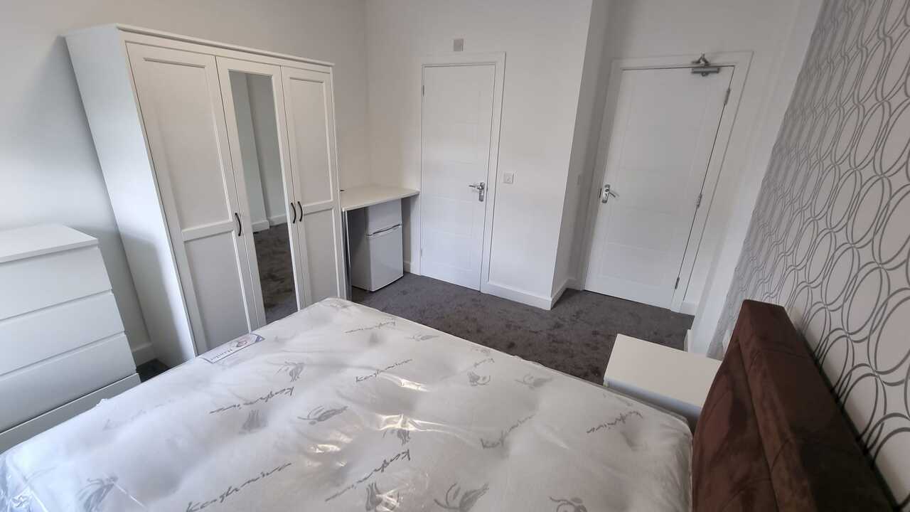 Room Ashburnham Road in Luton