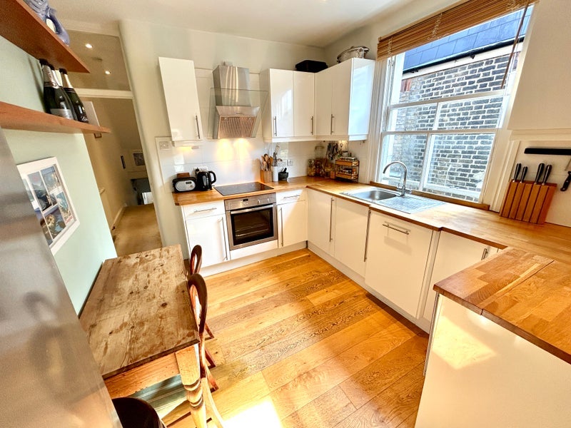 Flat Kimber Road in Greater London