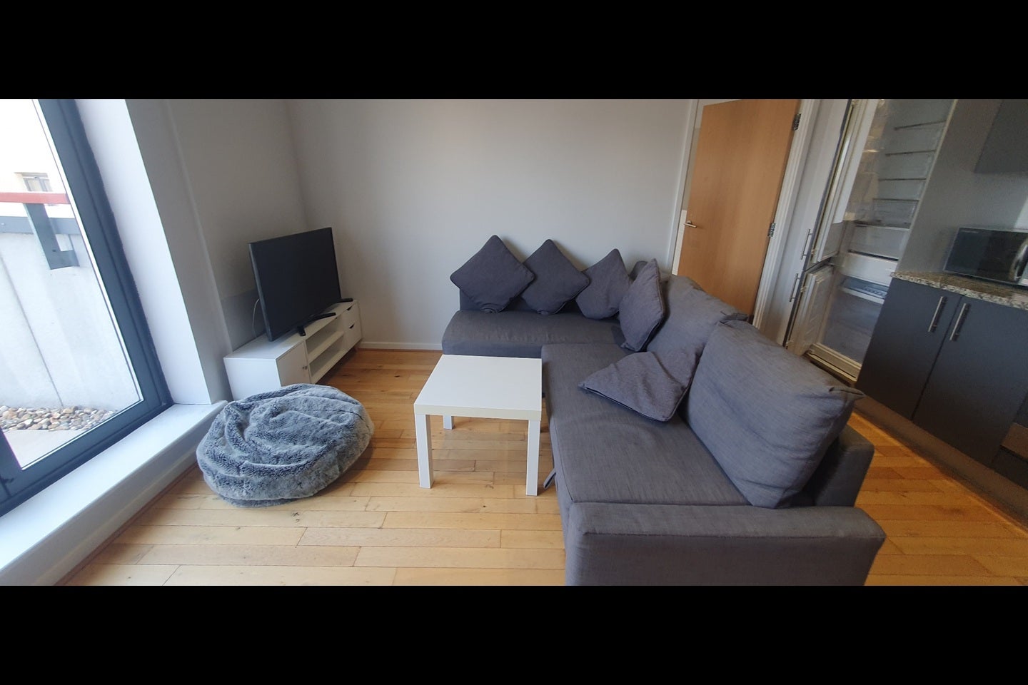 Flat Grange Road in Greater London