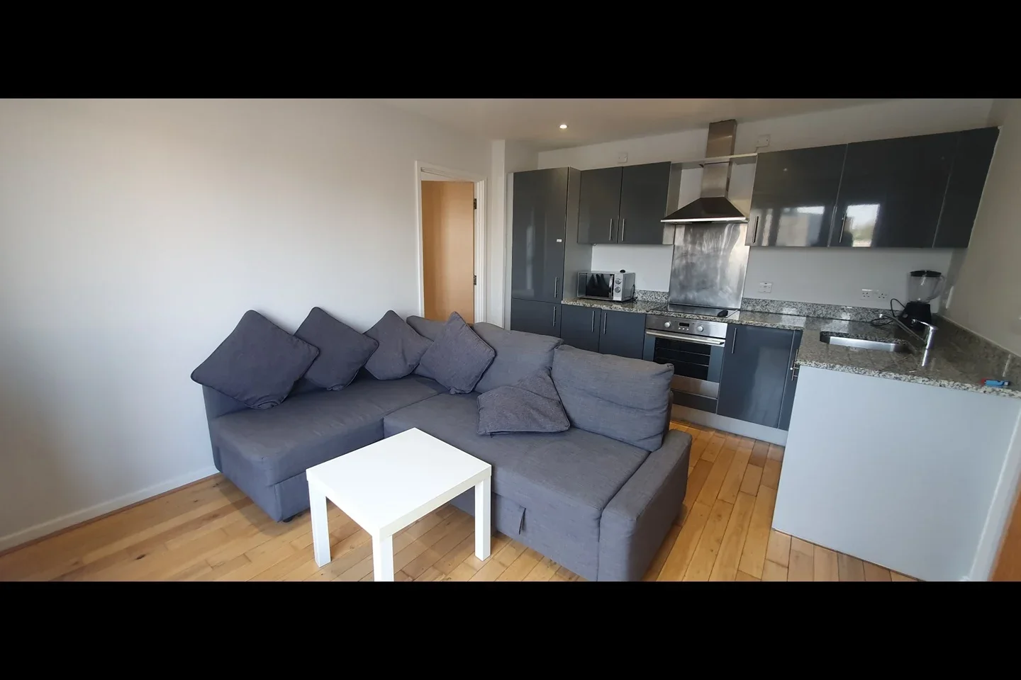 Flat Grange Road in Greater London