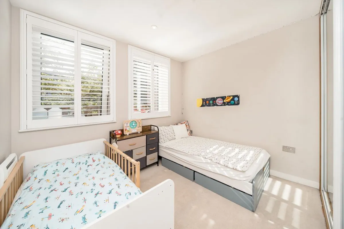 Flat Old Lodge Place in Greater London