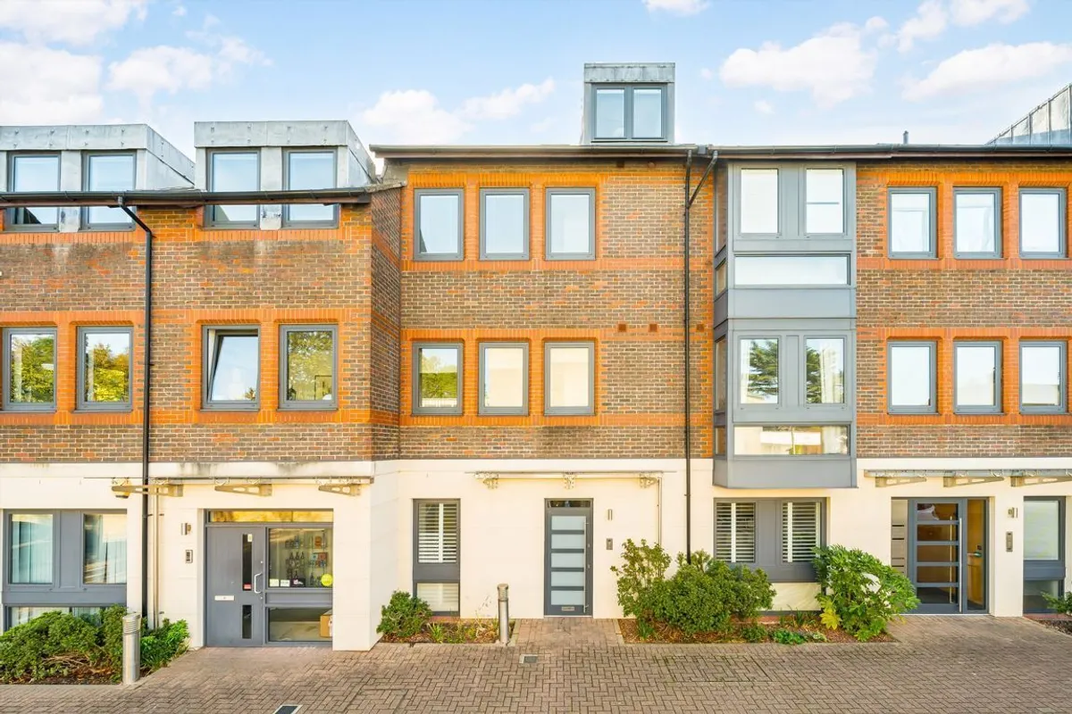 Flat Old Lodge Place in Greater London
