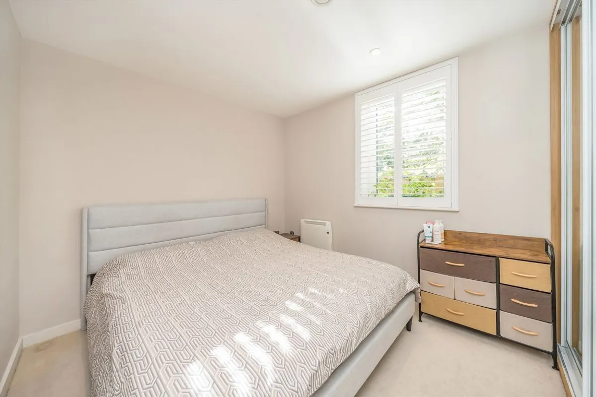 Flat Old Lodge Place in Greater London