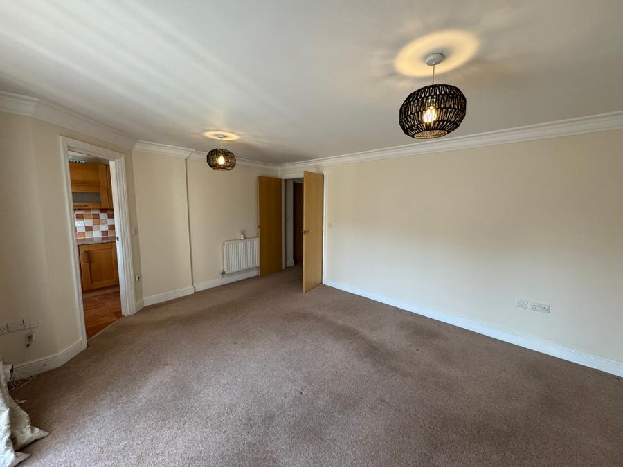 Flat King's Gate in Horsham
