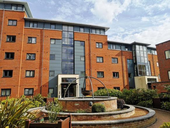 Flat King's Gate in Horsham