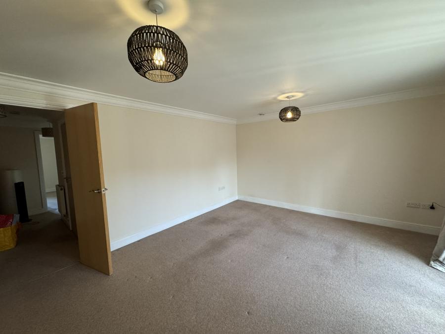 Flat King's Gate in Horsham