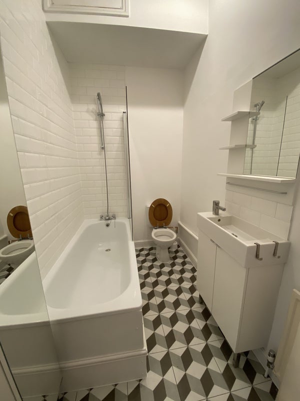 Flat Ongar Road in Greater London