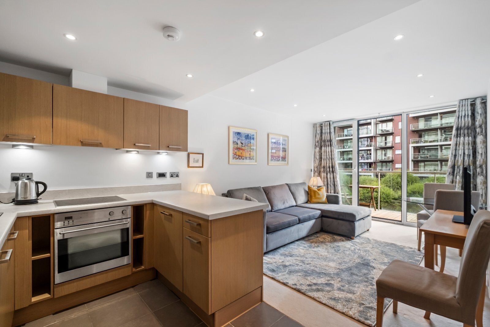Flat Queenstown Road in Greater London