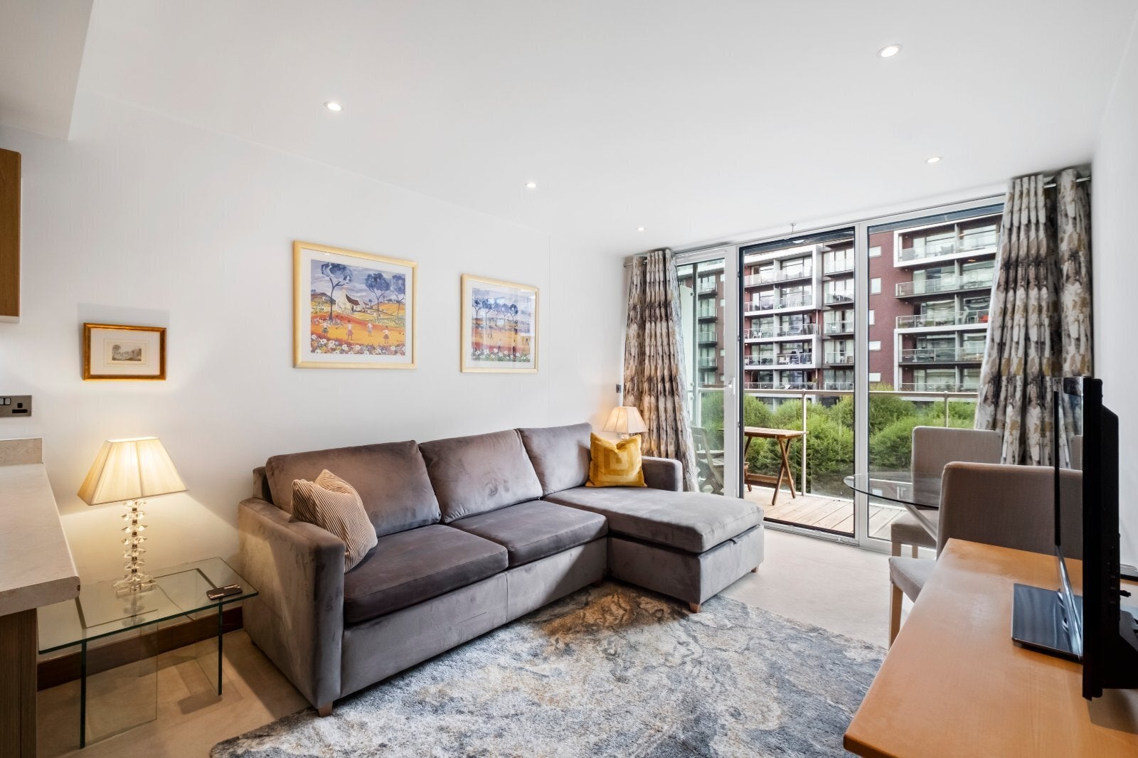 Flat Queenstown Road in Greater London
