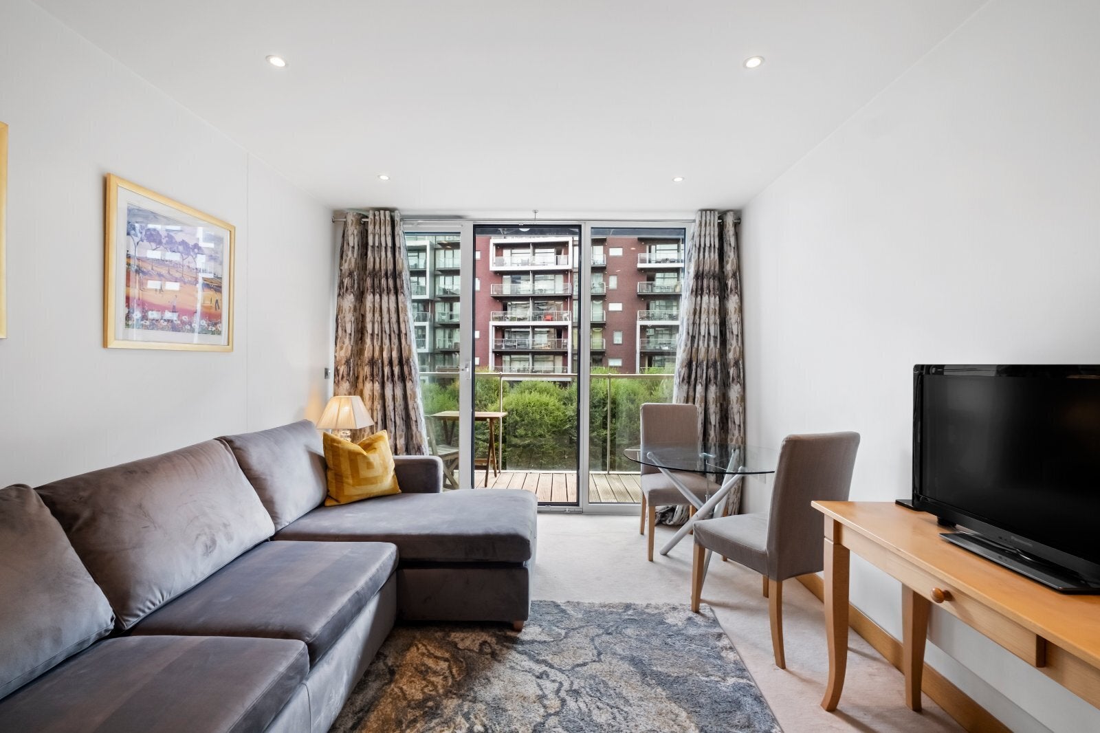 Flat Queenstown Road in Greater London
