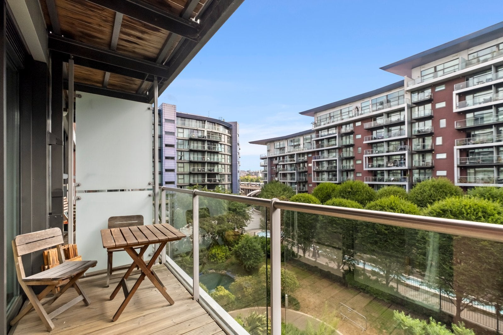 Flat Queenstown Road in Greater London