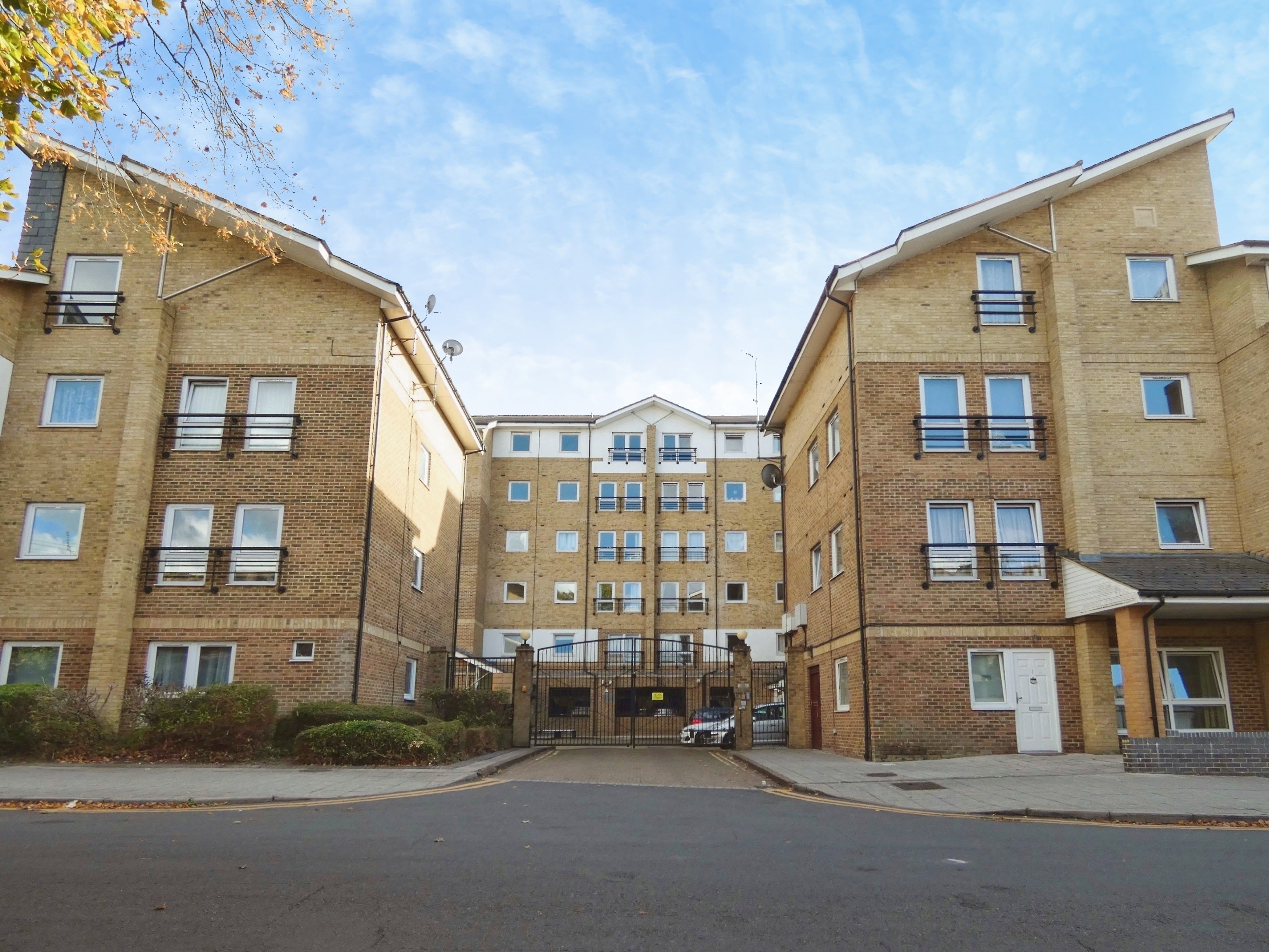 Flat Melbourne Road in Greater London