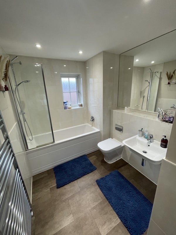 Room Kirkstall Lane in Leeds
