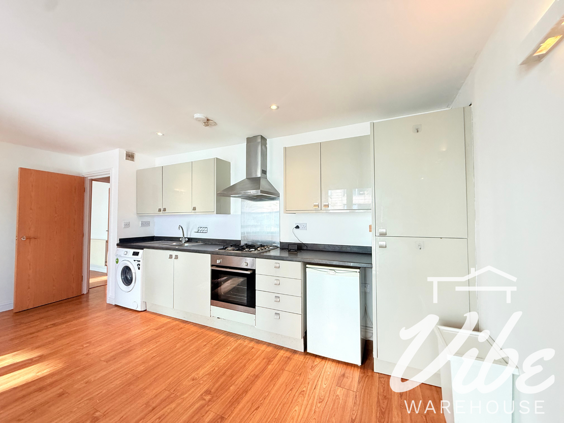 Flat Ratcliffe Cross Street in Greater London