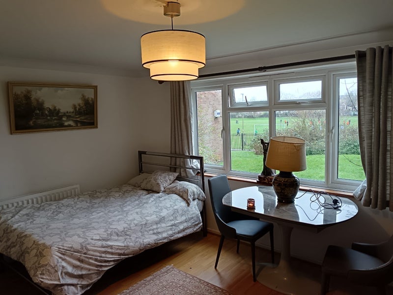 Room Link Road in Greater London