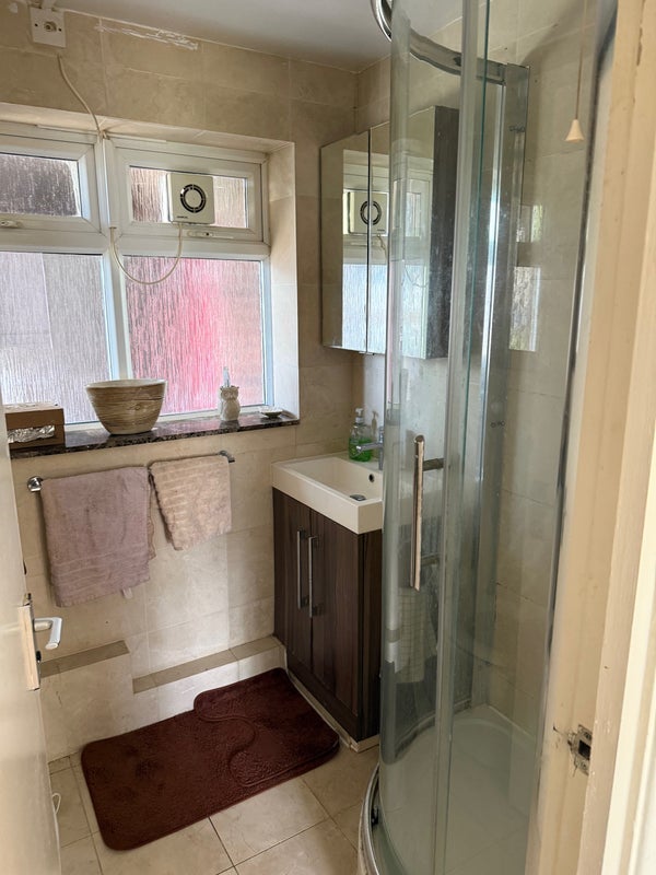 Room Link Road in Greater London
