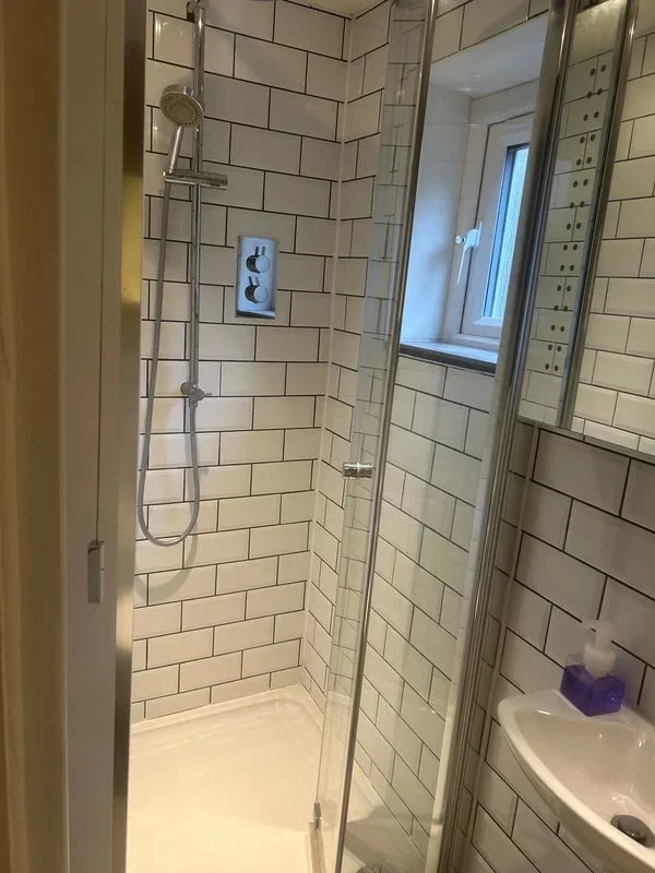 Room West Grove in Greater London