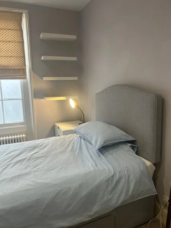 Room West Grove in Greater London