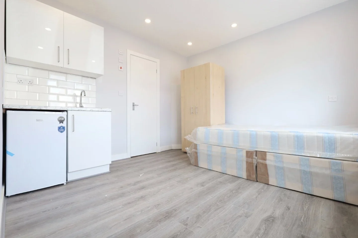 Flat Floriston Avenue in Greater London