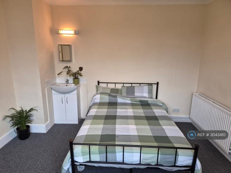 Room Springfield Park Avenue in Chelmsford