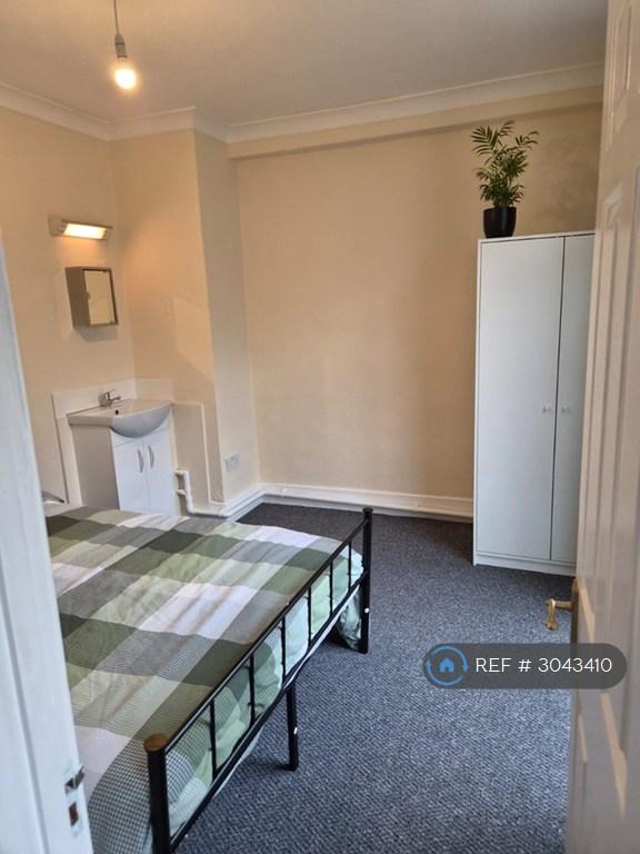 Room Springfield Park Avenue in Chelmsford