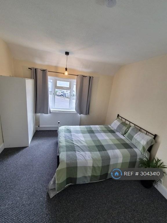 Room Springfield Park Avenue in Chelmsford