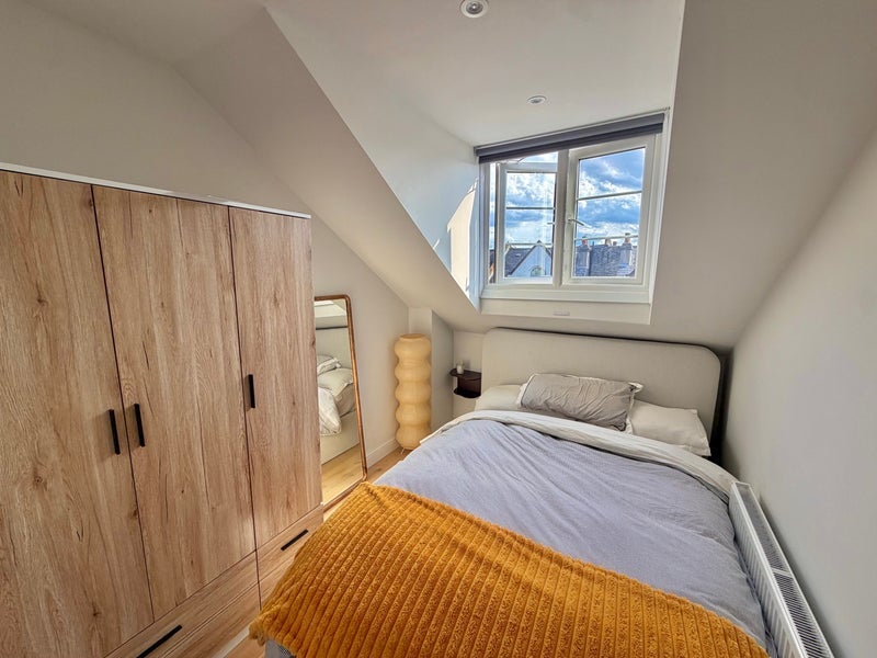 Room Drakefield Road in Greater London