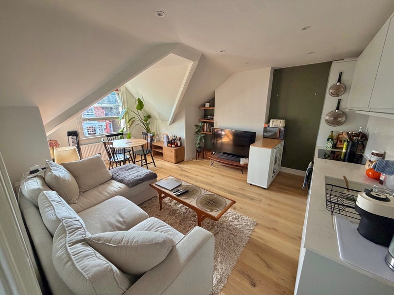 Room Drakefield Road in Greater London