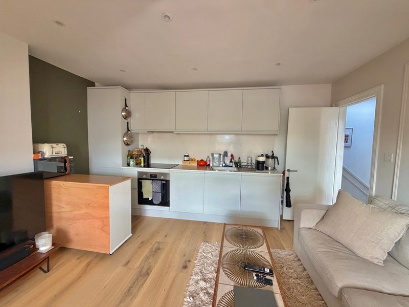 Room Drakefield Road in Greater London