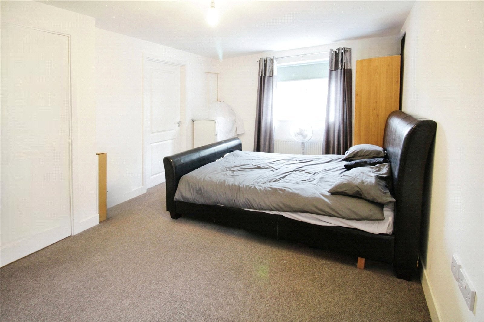 Flat Panyers Gardens in Greater London