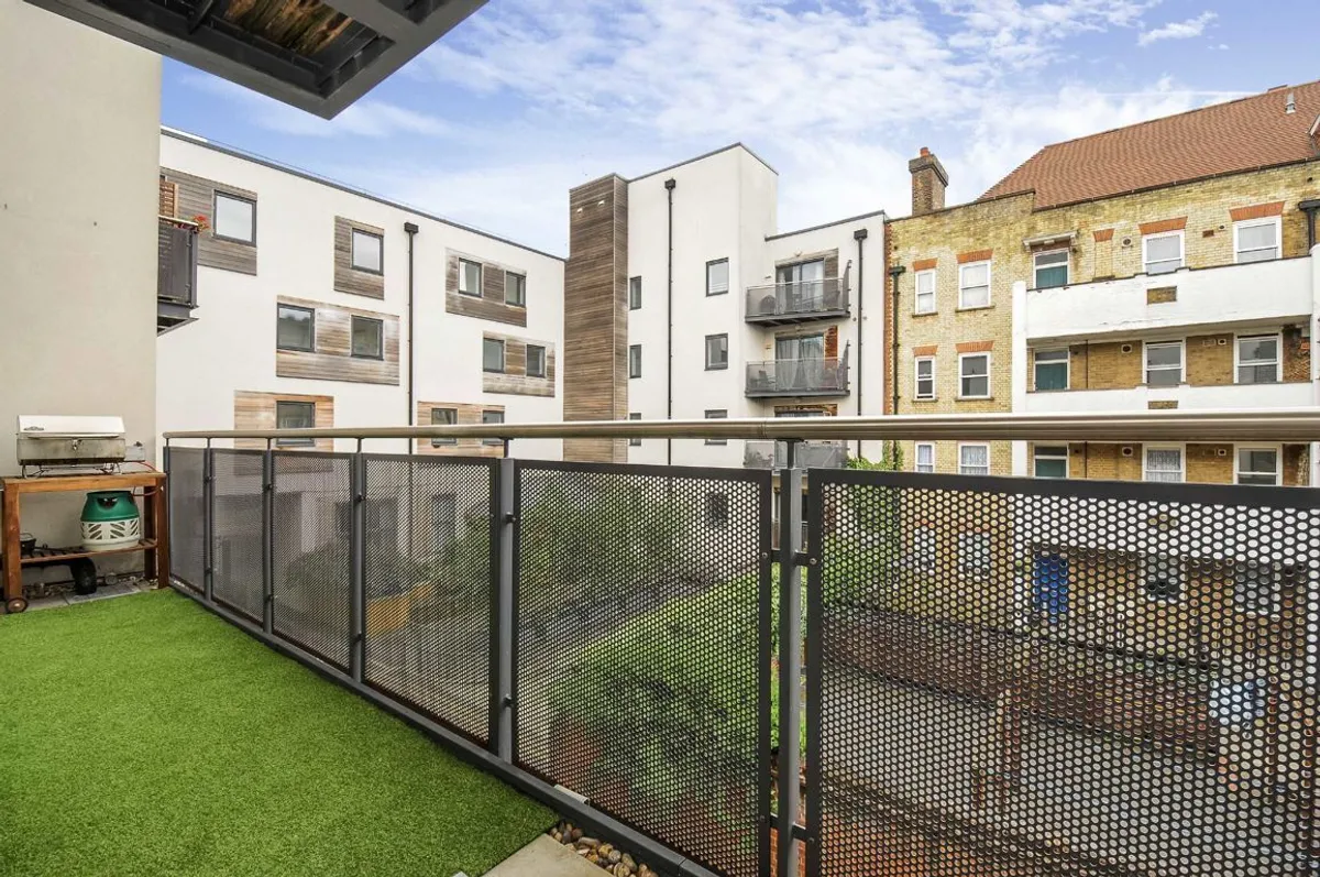Flat Garratt Lane in Greater London