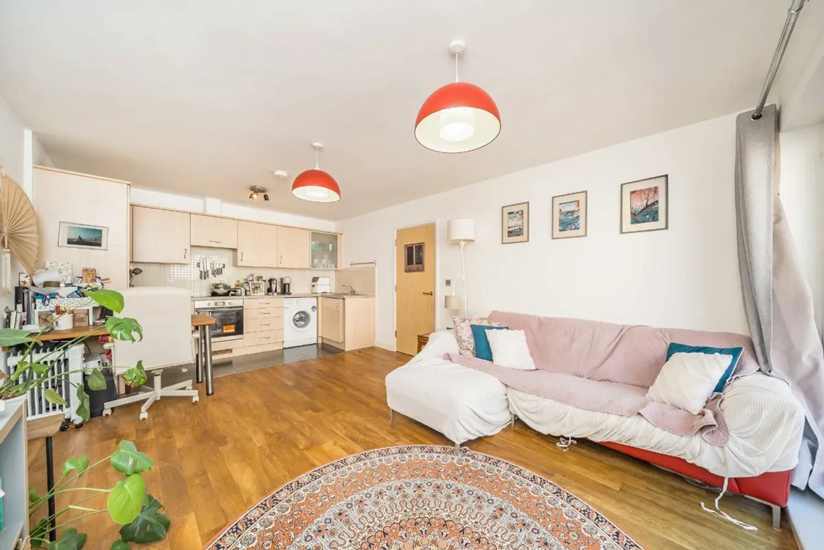 Flat Garratt Lane in Greater London