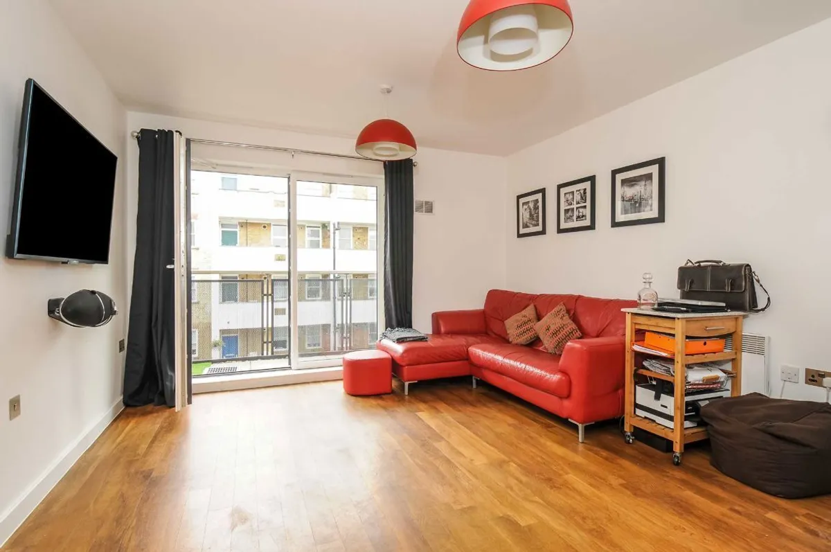 Flat Garratt Lane in Greater London