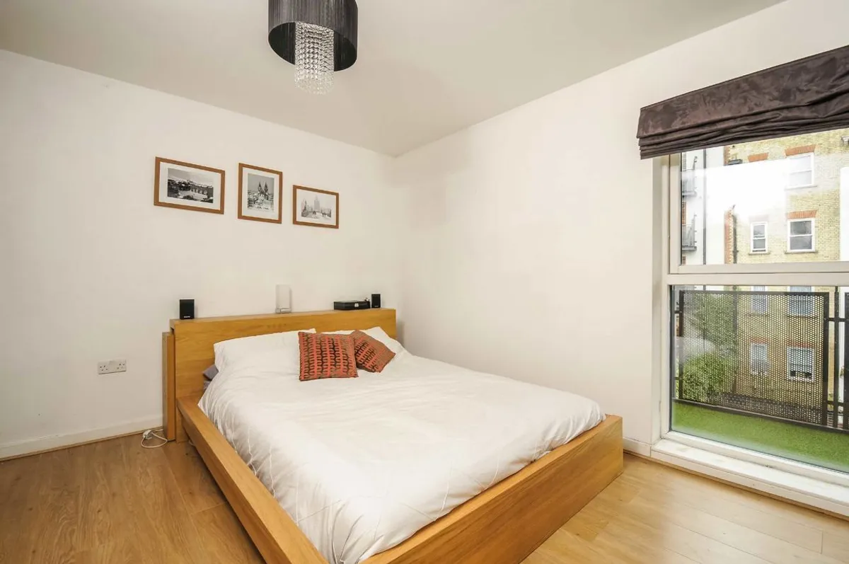Flat Garratt Lane in Greater London