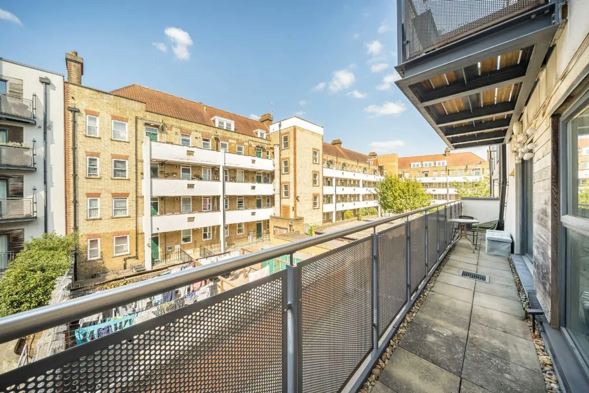 Flat Garratt Lane in Greater London