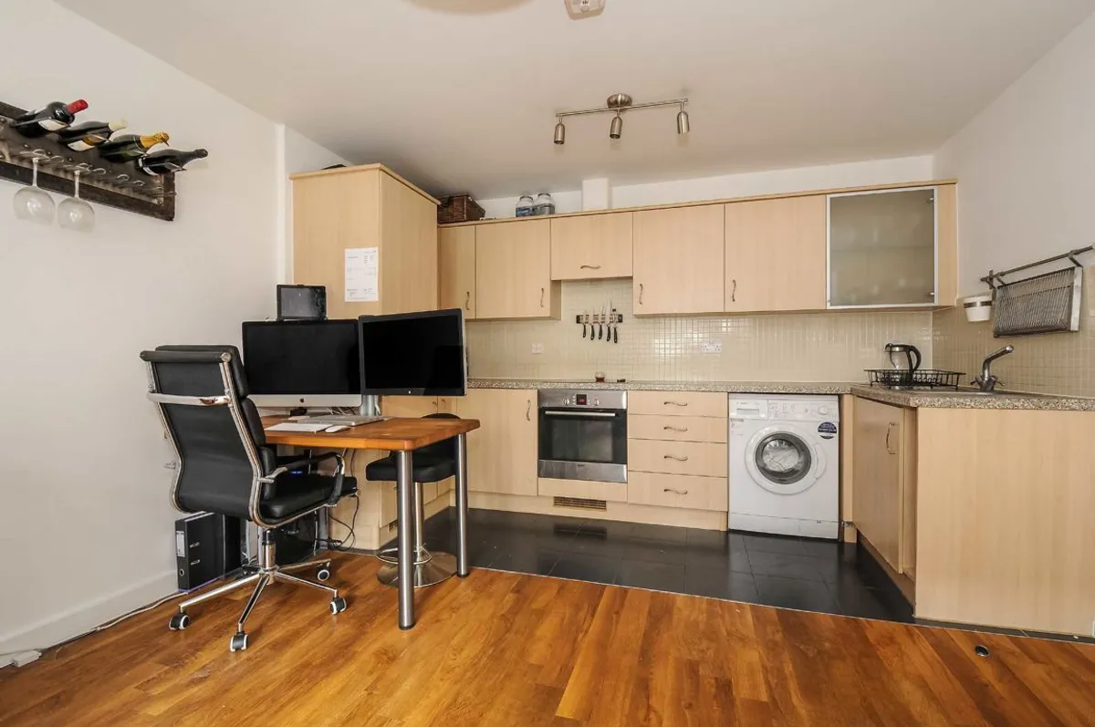 Flat Garratt Lane in Greater London
