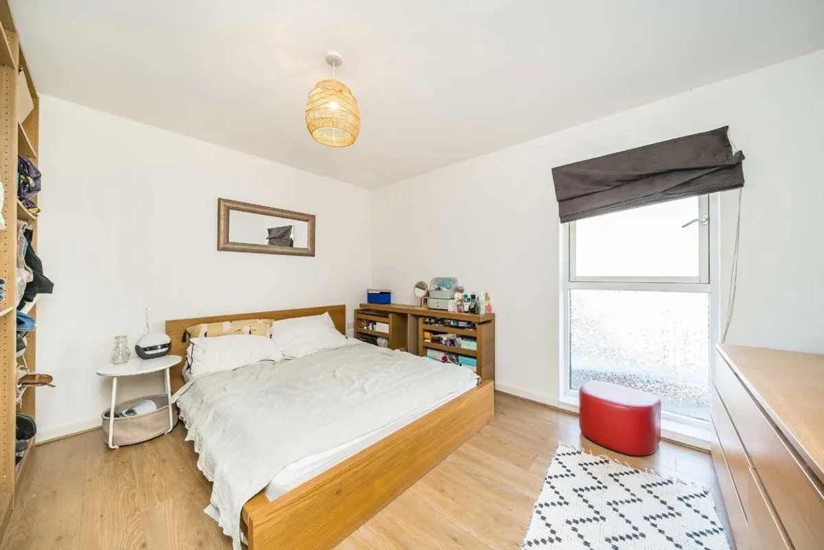 Flat Garratt Lane in Greater London