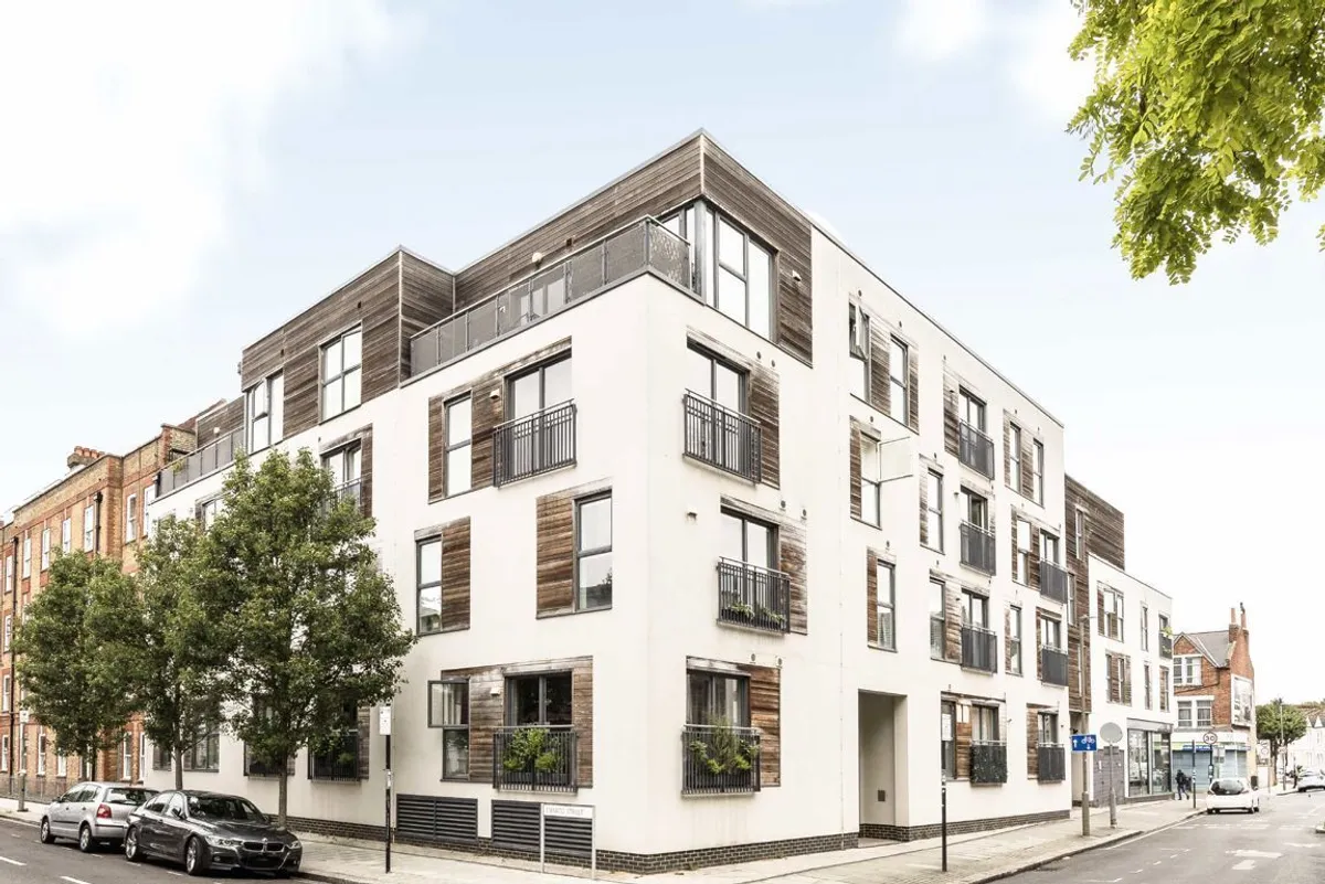 Flat Garratt Lane in Greater London