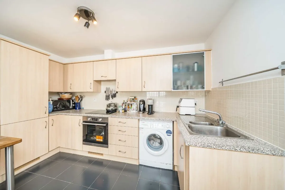 Flat Garratt Lane in Greater London